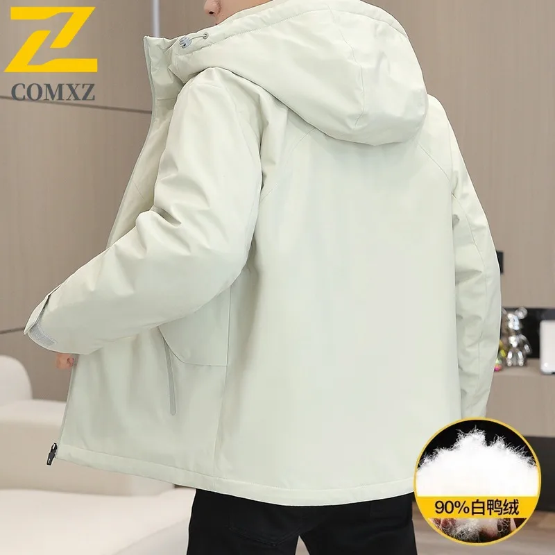 COMXZ الرجال الشتاء سترة 2025 جديد مقنعين ملابس العمل مقاوم للماء سميكة الدافئة مغامرة سترة منفوخة التزلج مقاومة البرد أسفل سترة