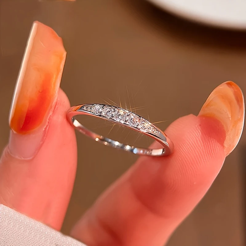 Huitan Exquisiter dünner Fingerring für Damen mit schillerndem Zirkonia, Ehering-Accessoires, silberfarben, neuer Modeschmuck