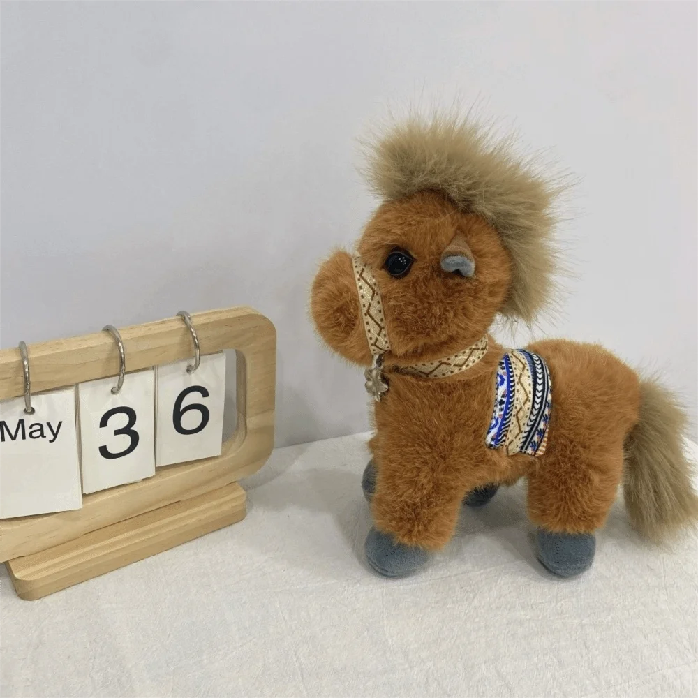 柔らかい新年のマスコット、長い毛並みの漫画風リアルなディテールのぬいぐるみ、立っている馬のぬいぐるみ、心地よい馬のぬいぐるみ、中国風