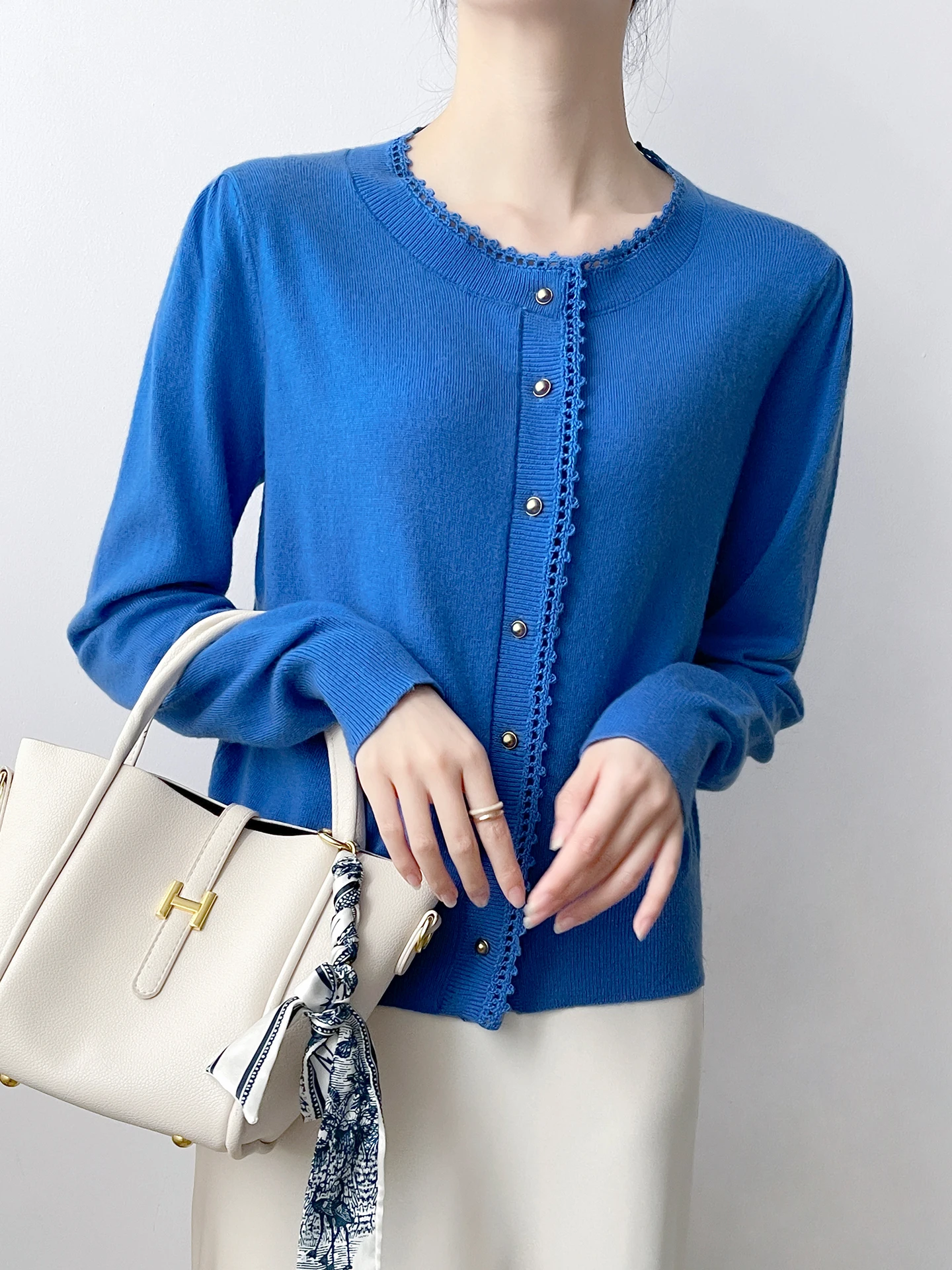 

Корейский вязаный кардиган с круглым вырезом для женщин, осенне-зимний, с длинными рукавами, мягкий свитер, можно носить как снаружи, так и внутри.