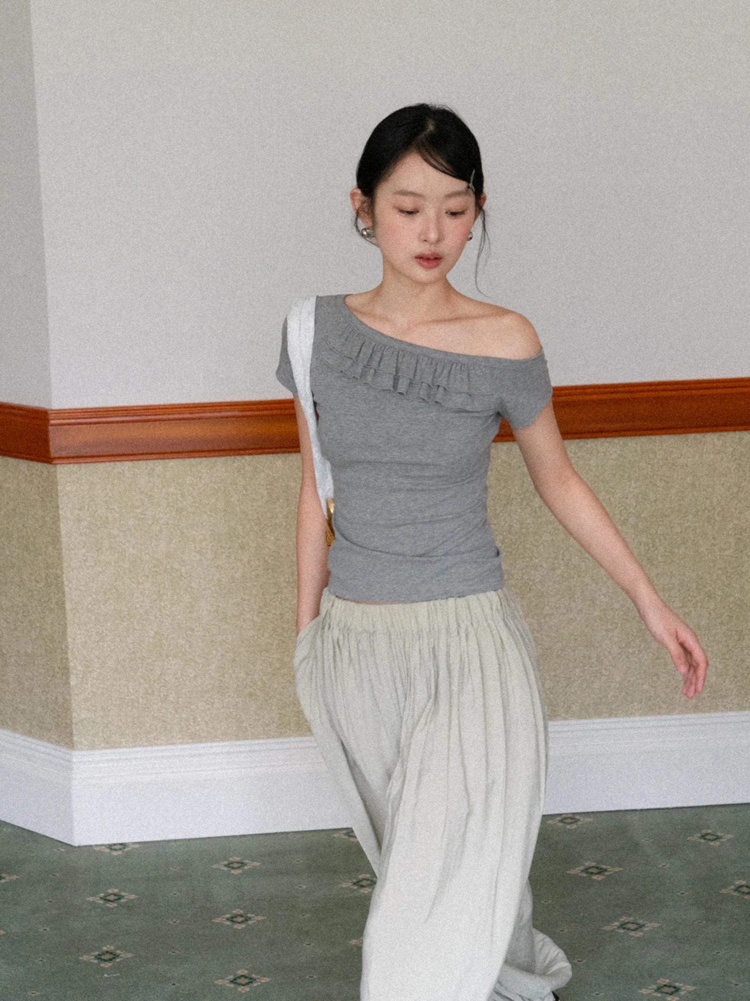 Camiseta de Mujer Eggka Gris con Diseño Floral de Tul en el Hombro y Manga Corta, Verano, Cintura Alta, Transpirable, Cómoda, de Algodón