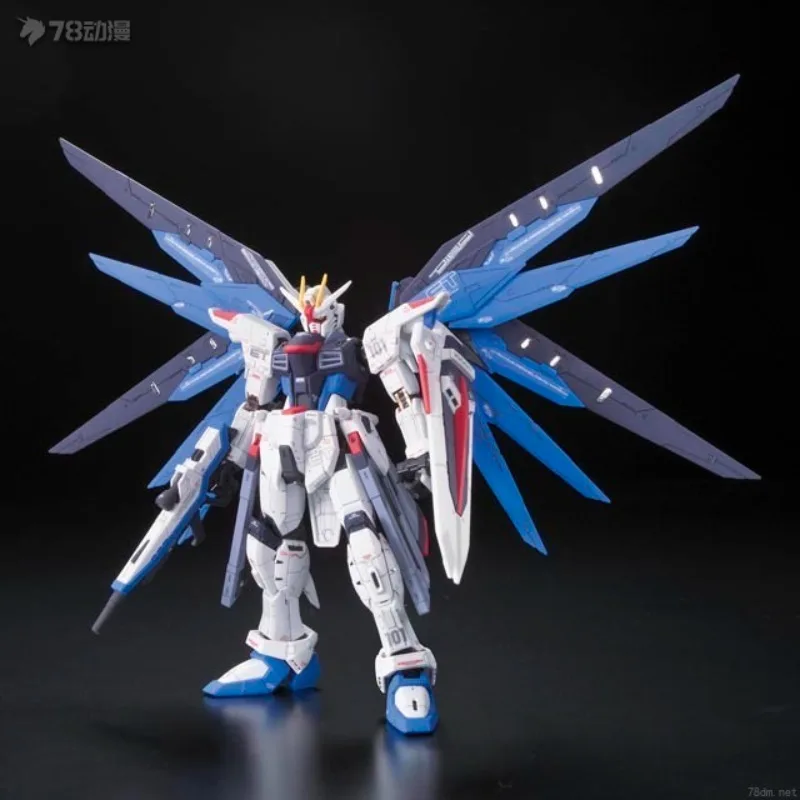 BANDAI RG 1/144 ZGMF-X10A Freedom Gundam Action Figure Z.A.F.T Mobile Suit Gundam SEED Anime Model Kit Mainan untuk Koleksi Anak Laki-laki