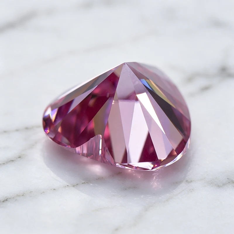 Moissanit-Stein im Herzschliff, rosa Farbe, im Labor gezüchteter Edelstein für die Herstellung von Ringen, Halsketten und Ohrringen, besteht den Diamanttester mit Zertifikat. – Detail 2