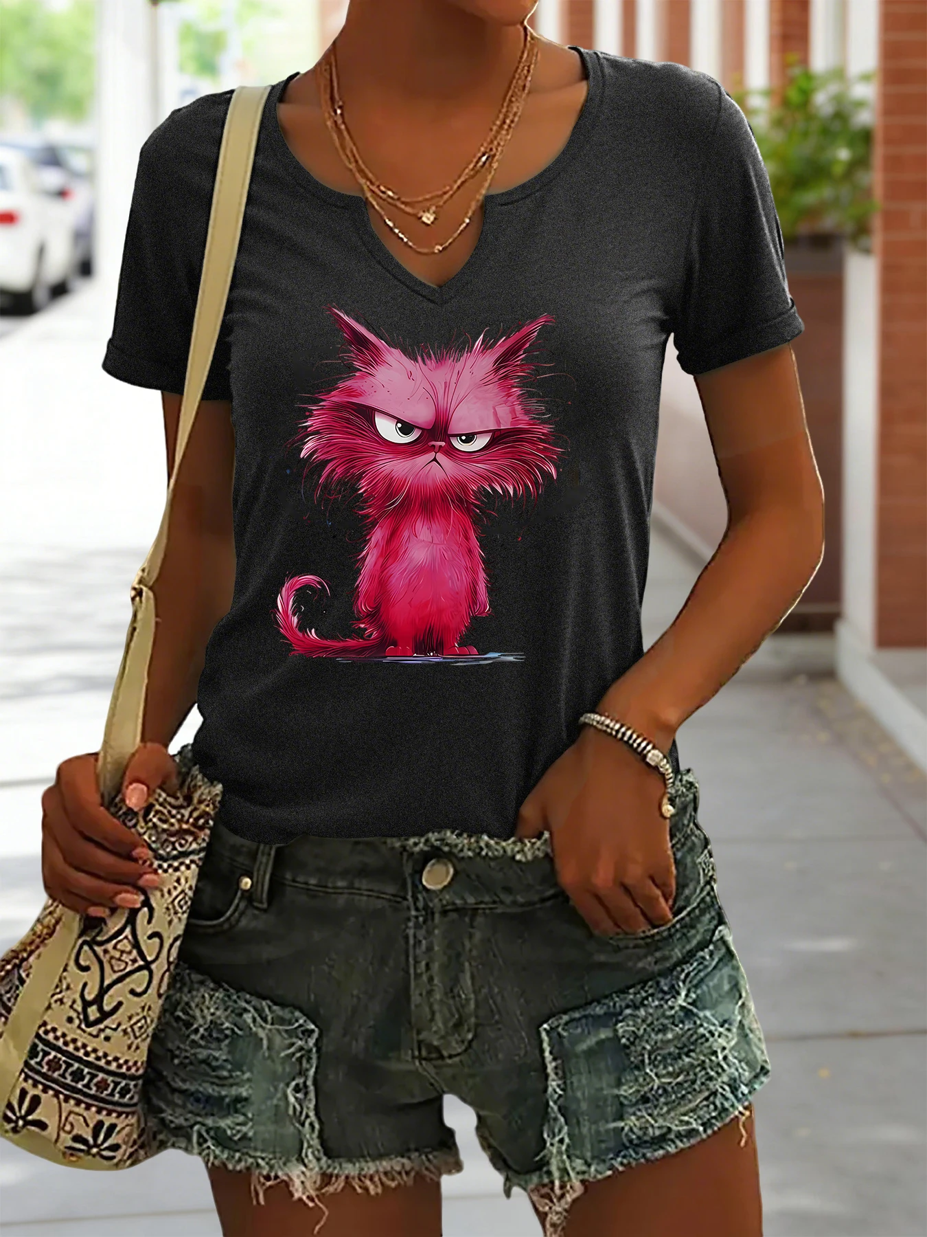 Damen-Sommer-T-Shirt mit V-Ausschnitt und kurzen Ärmeln, Grumpy Pink Fluffy Cat Cartoon-Kunstdruck, lustiges, lässiges Alltags-T-Shirt für Tierliebhaber – Detail 3