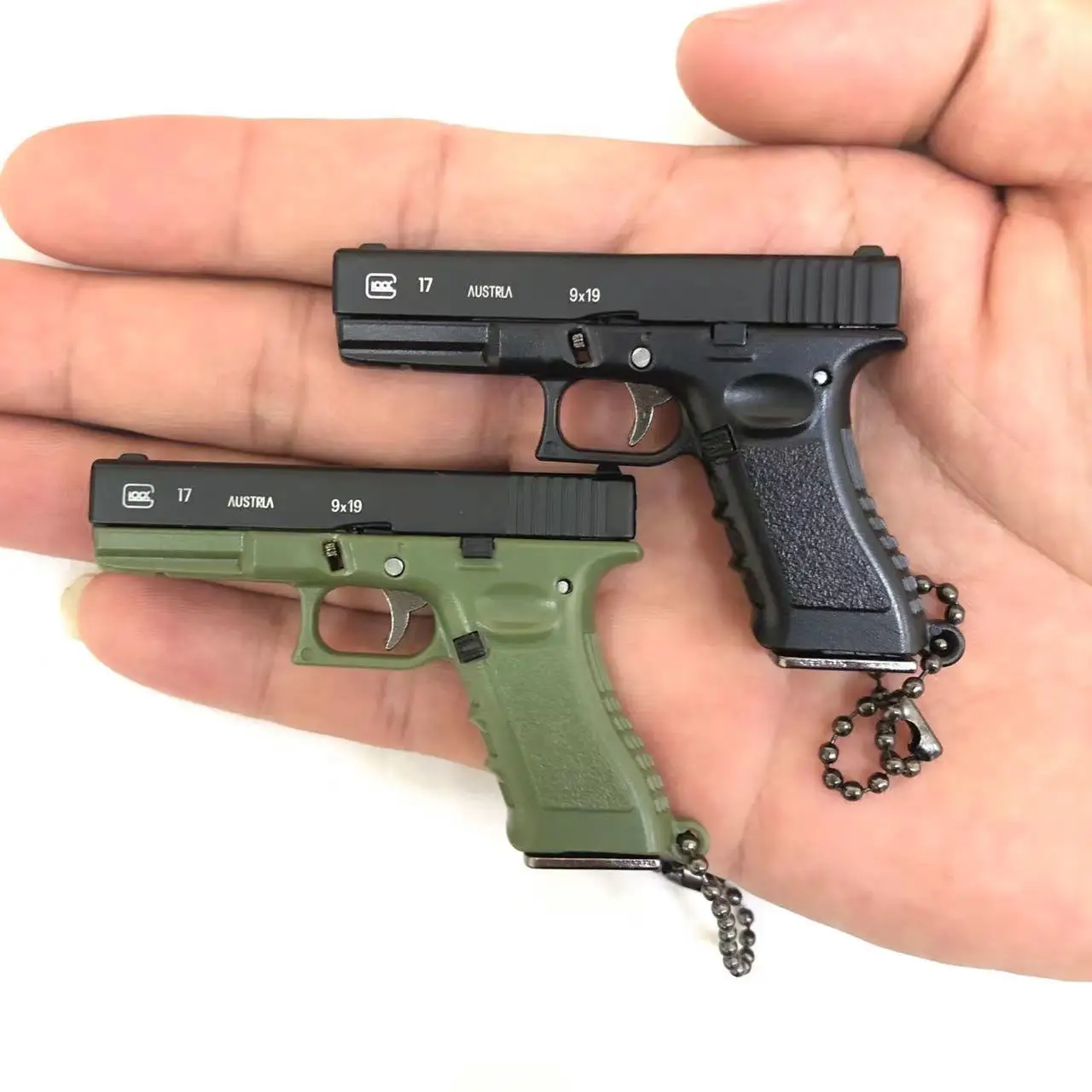 Semi-alloy Mini 1:3 G17 Pistol Model Metal Detachable DIY Keychain Toy Gun Pendant Ornaments Children's Toy Gifts