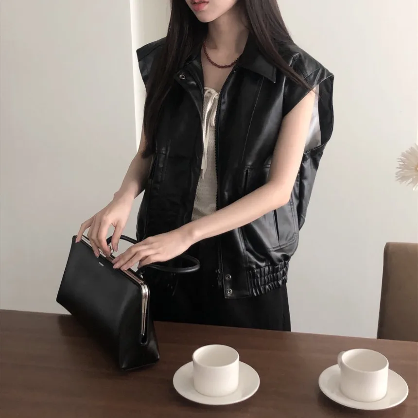 Clothland Women Vintage Black PU Leather Jacket Zipper Sleeveless Vest Pocket Female Outwear Coats Mujer MA146