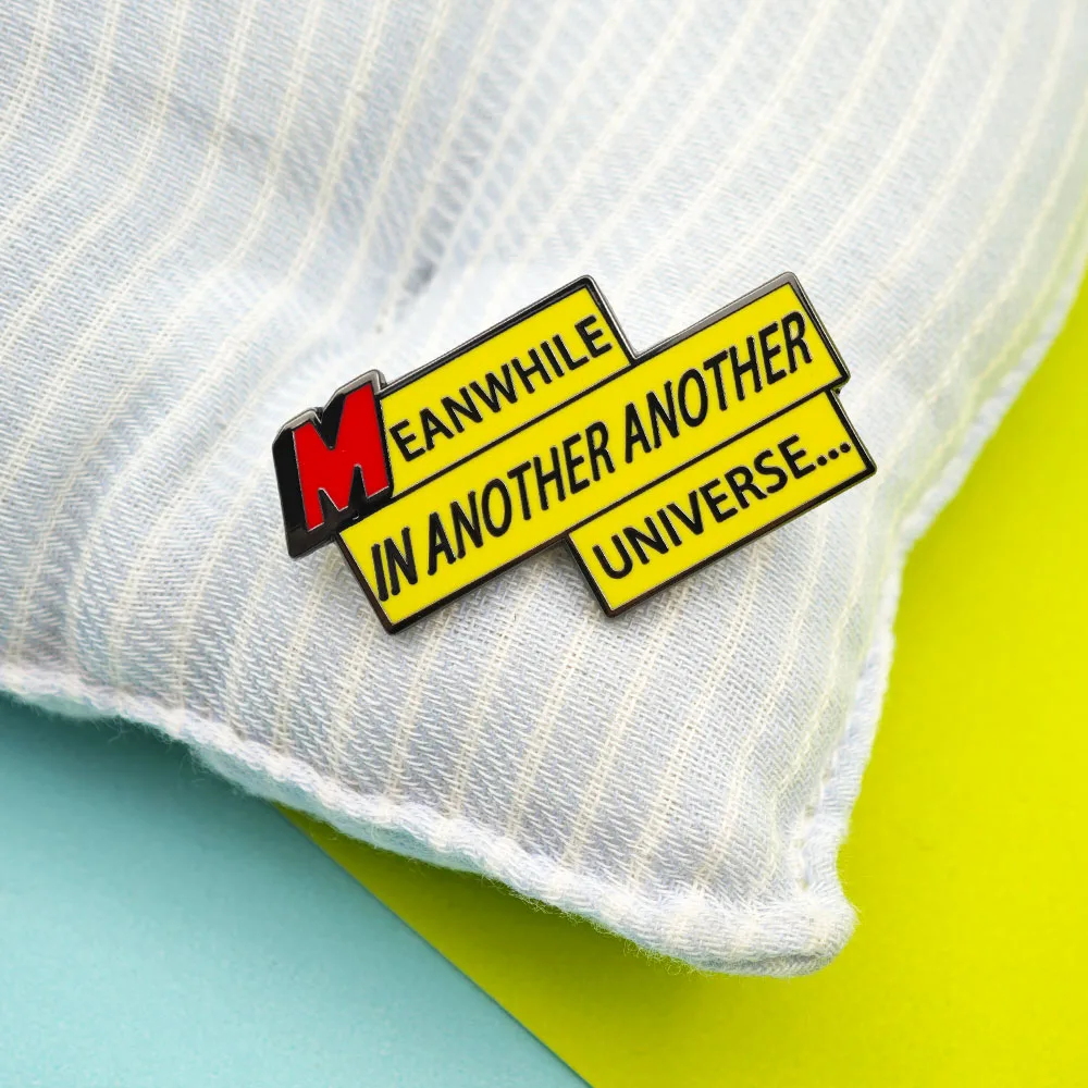 Inzwischen in einem anderen Universum Emaille-Pin Retro-Comic-Broschen Gelbe Beschriftungsbox-Abzeichen Lustiger Geek-Schmuck Geschenk – Detail 10