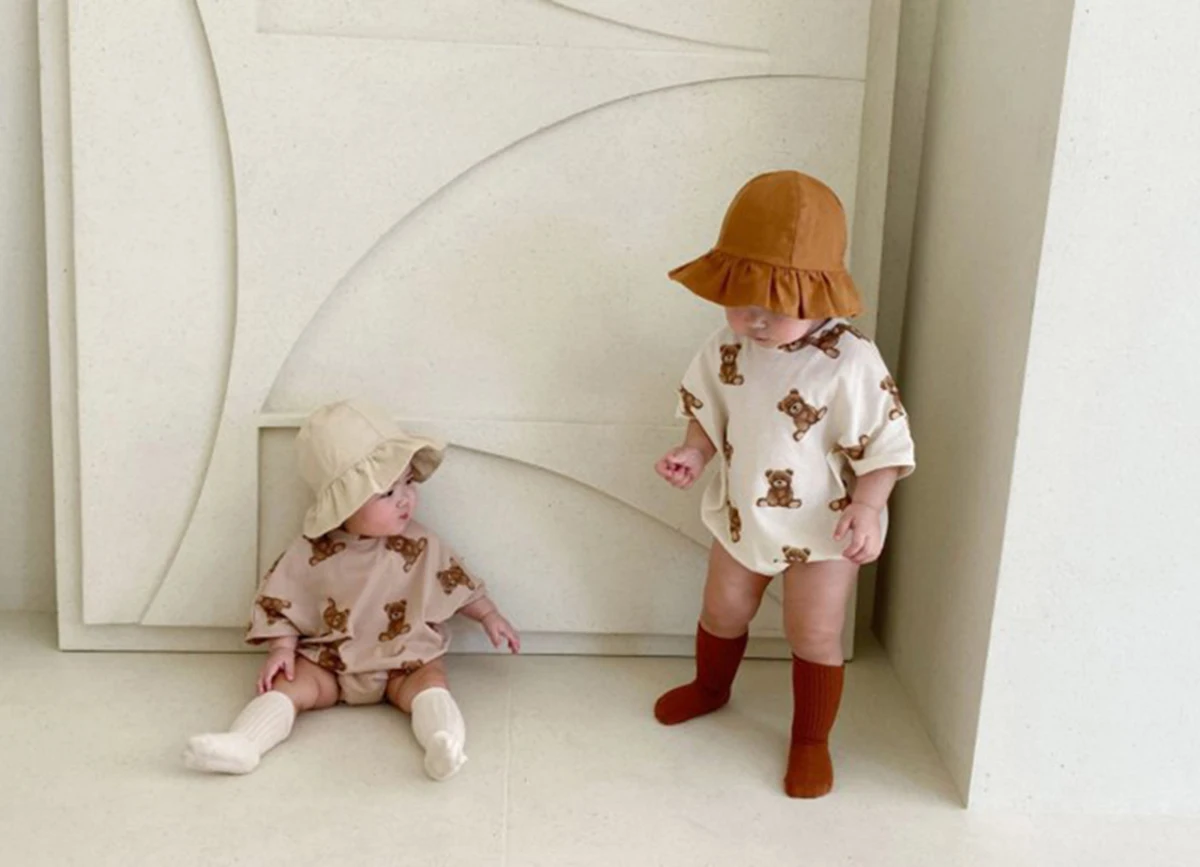 Ropa de bebé de moda de una pieza, versión coreana de verano, con estampado completo de oso, para bebés varones y niñas, pelele/mono para niños.
