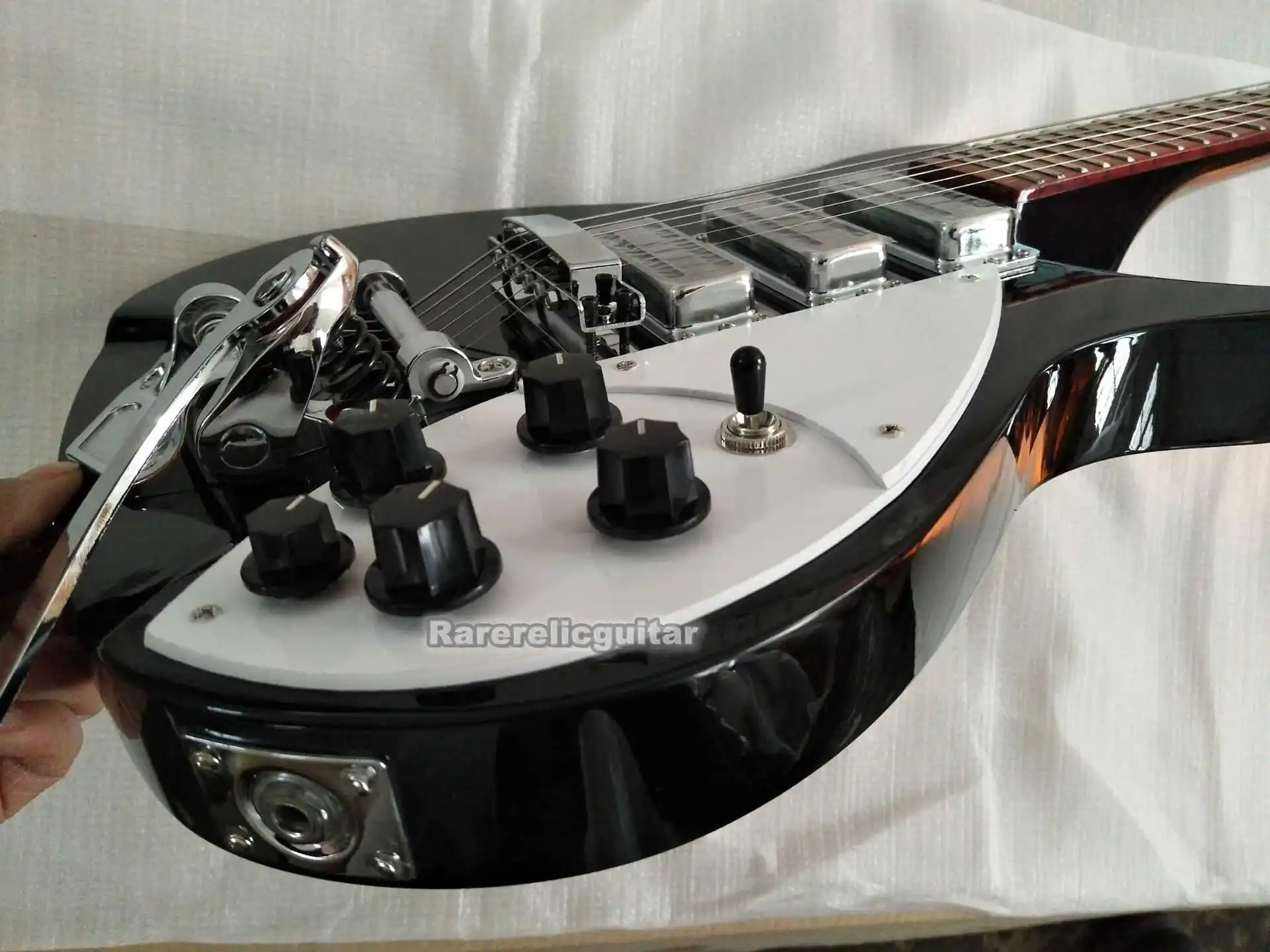 325 6-string Black Electric Guitar, Rosewood Body,3 Mini Pickups, White Pickguard