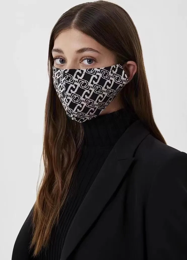 

liujo, an Italian light luxury brand, is in the midst of a trendy all-in-one hanging ear mask