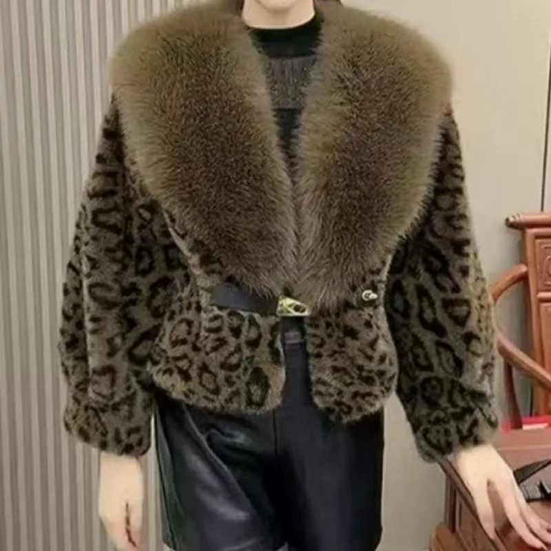 เสื้อโค้ทขนสั้นแบบใหม่ ผ้าขนเฟอร์เทียมคุณภาพสูงสำหรับผู้หญิง  เสื้อโค้ทขนเฟอร์เทียมหนานุ่มอเนกประสงค์ ให้ความอบอุ่น  ดูดีมีสไตล์ เหมาะสำหรับใส่ไปทำงาน