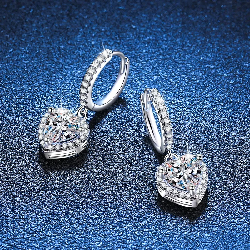 18K platinum diamond stud earrings plated with PT950 platinum women's classic heart-shaped earrings one carat moissanite