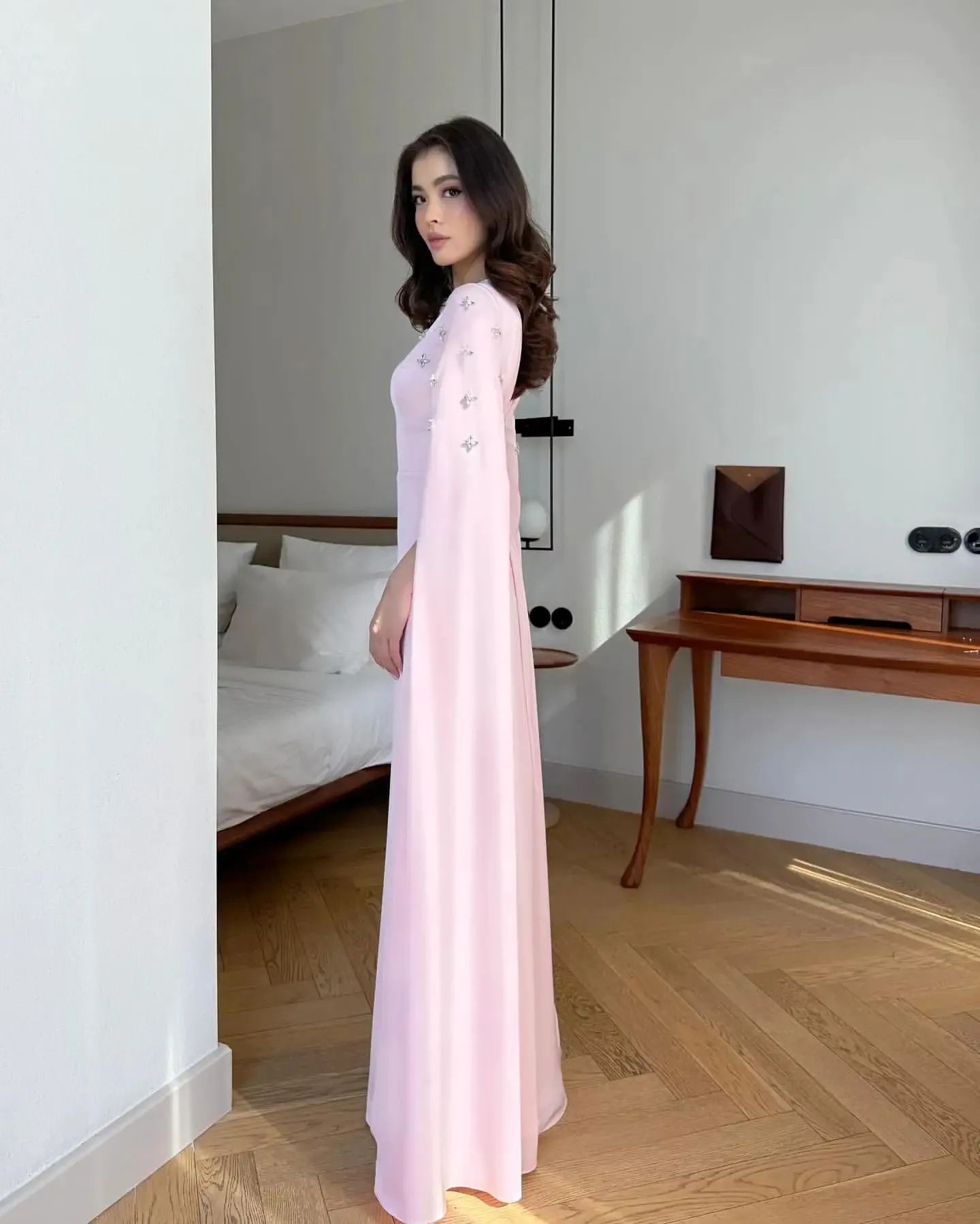 Indie maßgeschneiderte Ballkleider mit O-Ausschnitt für Damen, plissiert, bodenlanges Abendkleid, rosa Partykleider, A-Linie, Perlen, Cocktailkleider