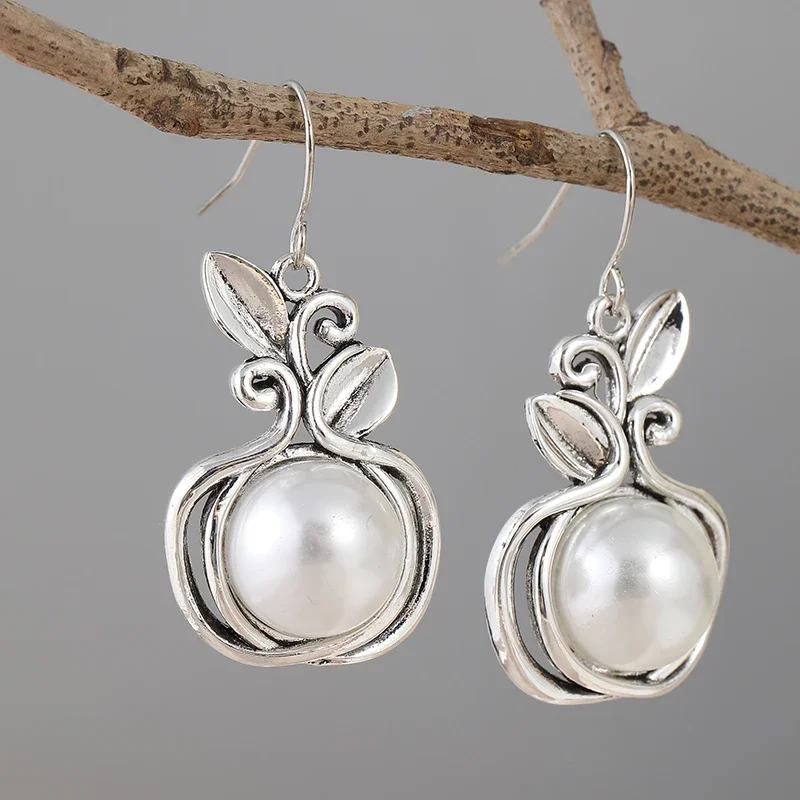 Elegant and beautiful imitation pearl earrings, women\'s holiday party accessories or holiday gifts