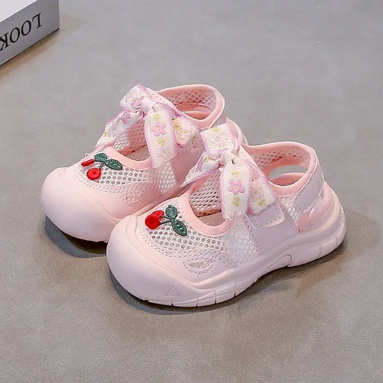 

2026 Girls Pink Sandals with Flower Decoration Hollow Out Closed Toe Toddler Shoes Summer Breathable Footwear