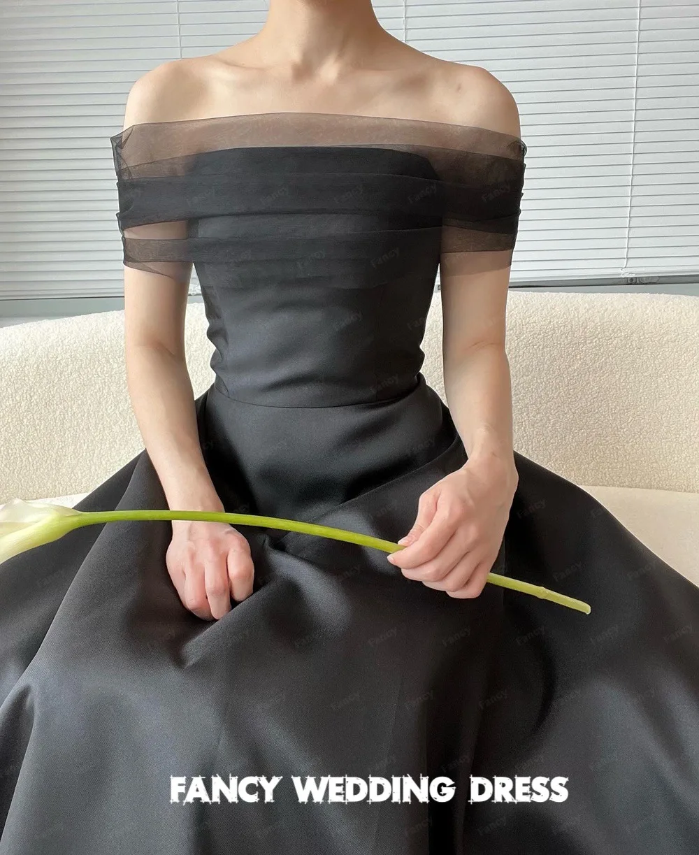 Fancy eenvoudige zwarte satijnen trouwjurk Korea fotoshoot strapless mouwloze bruidsjurk terug korset met sjaal op maat