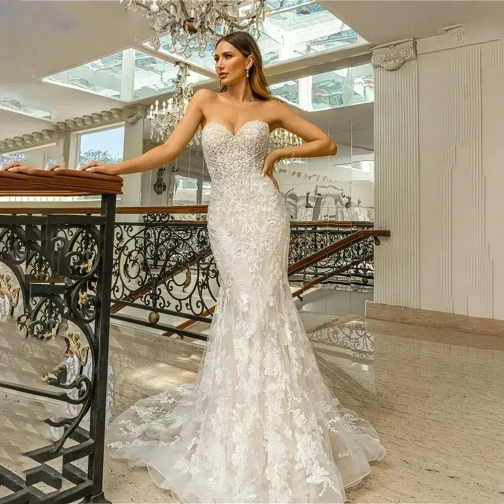 Maßgeschneidertes 2025, trägerloses, ärmelloses, rückenfreies Brautkleid, abnehmbares, nachlaufendes Hochzeitskleid, luxuriöses Meerjungfrau-Hochzeitskleid aus Spitze