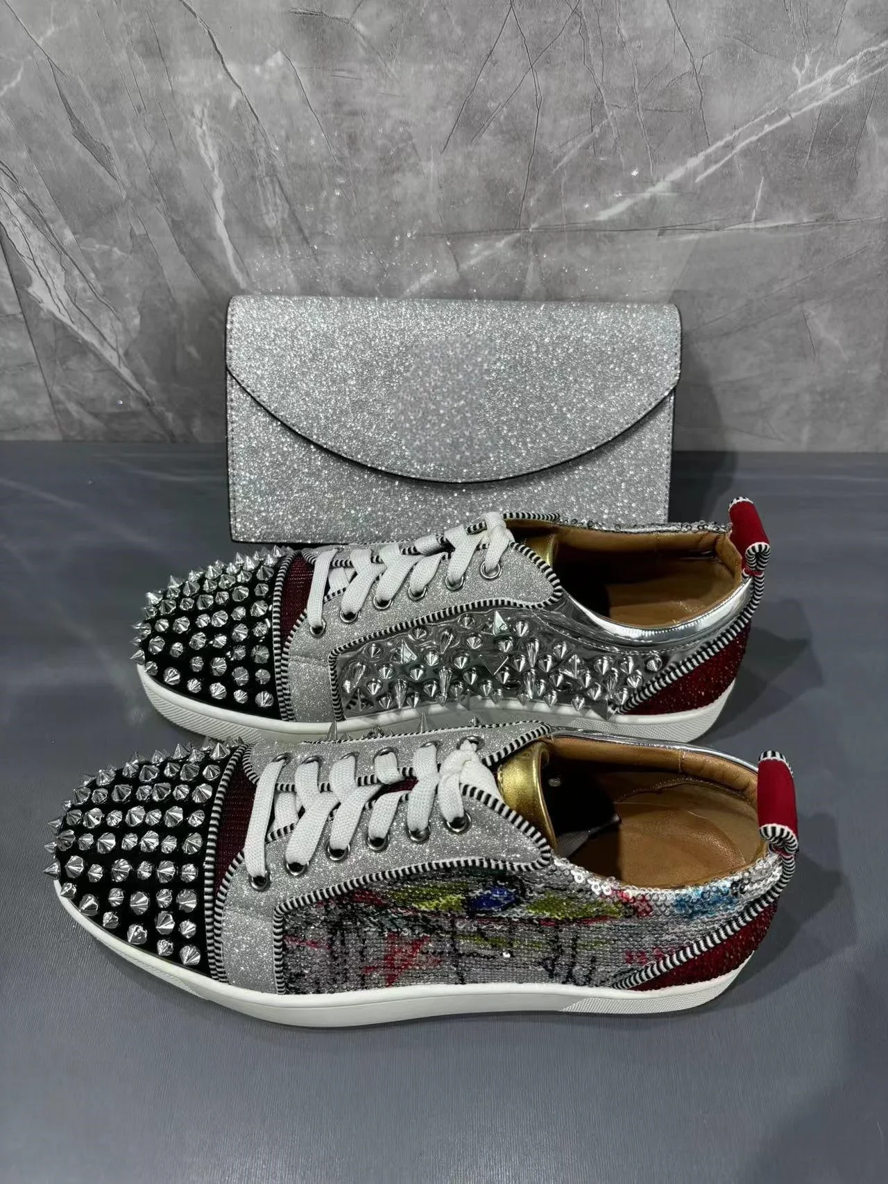 

Round Toe Lace Graffiti Design Rivet Decoration Casual Sports Shoes 2025 Spring New Couple Flat Shoe Matching The Same Color Bag