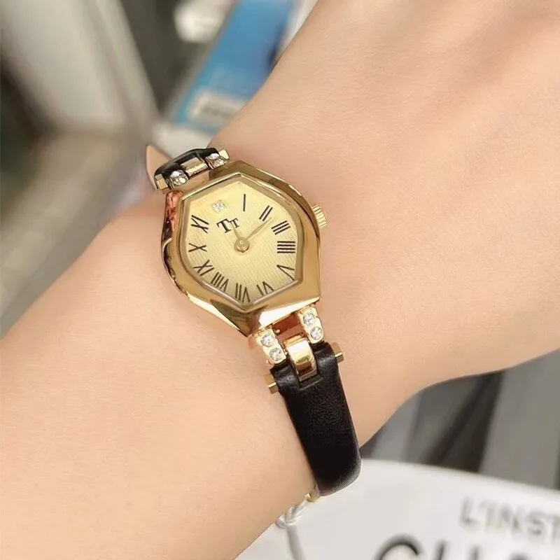 

Новые женские часы с маленьким циферблатом, изысканный и роскошный винтажный дизайн, женские маленькие золотые часы. Часы и аксессуары.