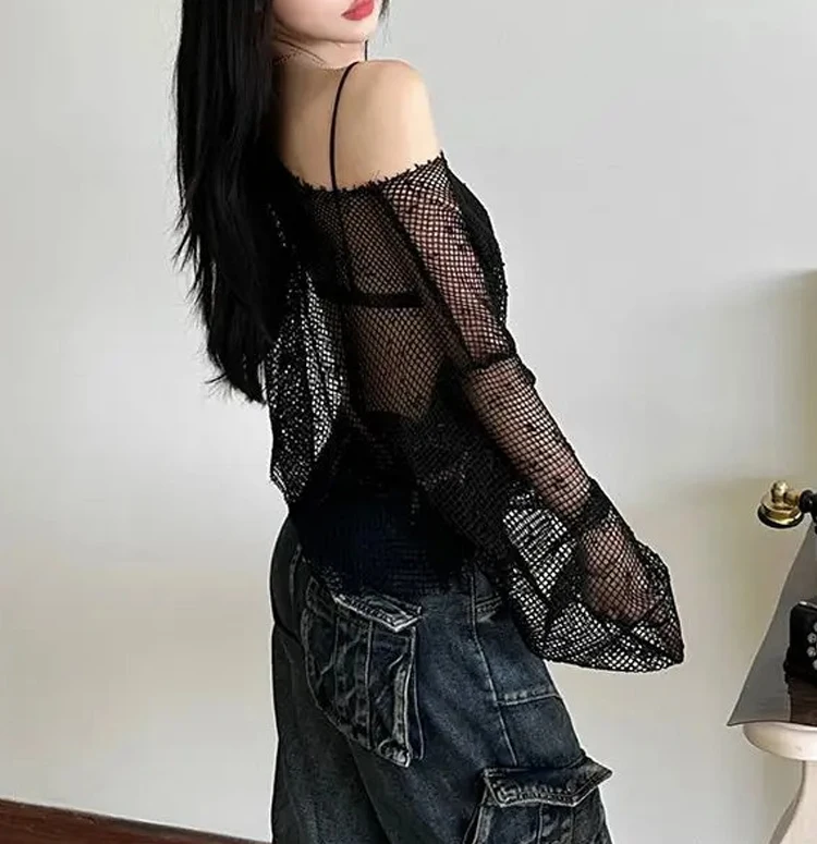 セクシーなメッシュ女性 Tシャツ黒ゴシックスラッシュネック長袖トップス Y2K 夏シックな中空アウトルーズストリート女性 Tシャツ