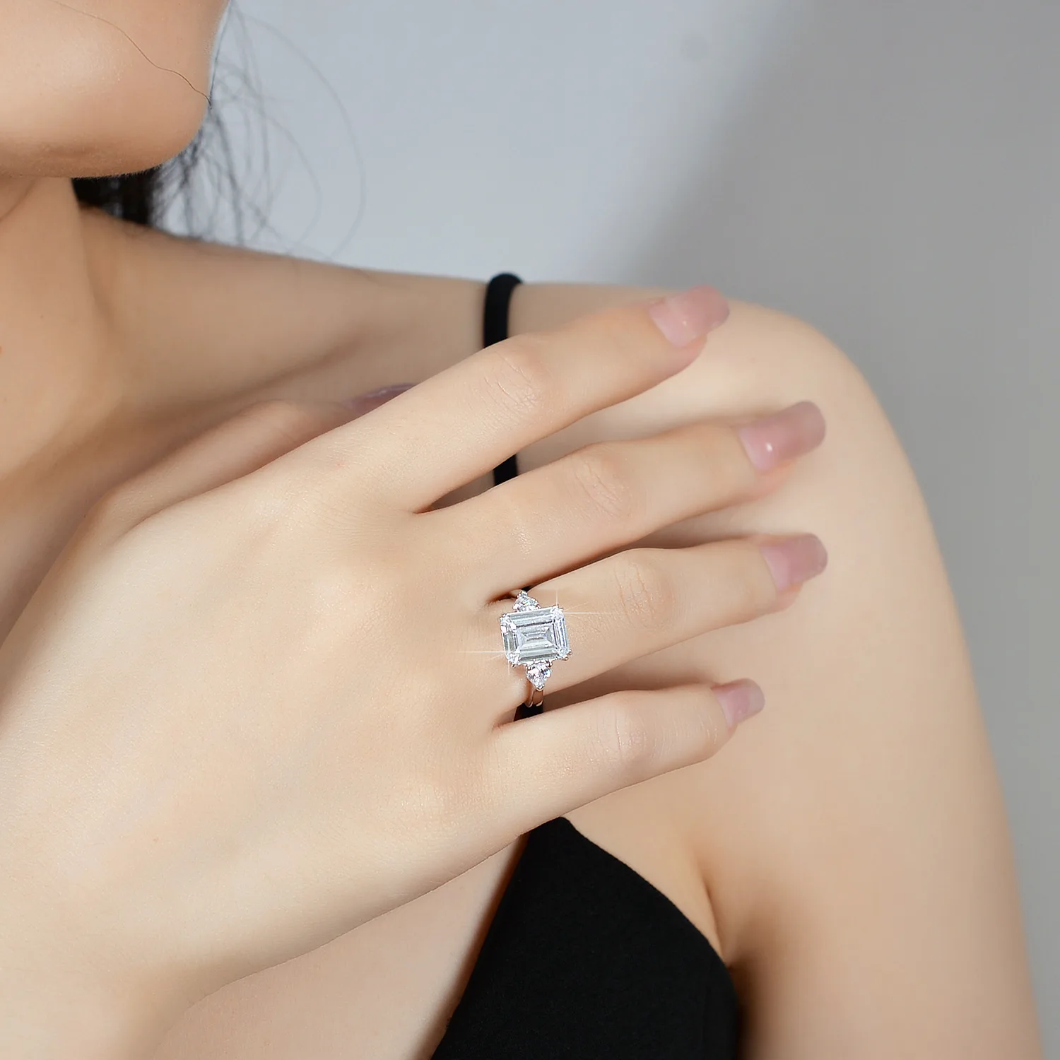 خاتم مويسانيتي ذهبي عيار 18 قيراط للنساء، إعداد فاخر مع إكسسوار بلاتينيوم مستطيل أخضر زمردي غير منتظم PT950 #4