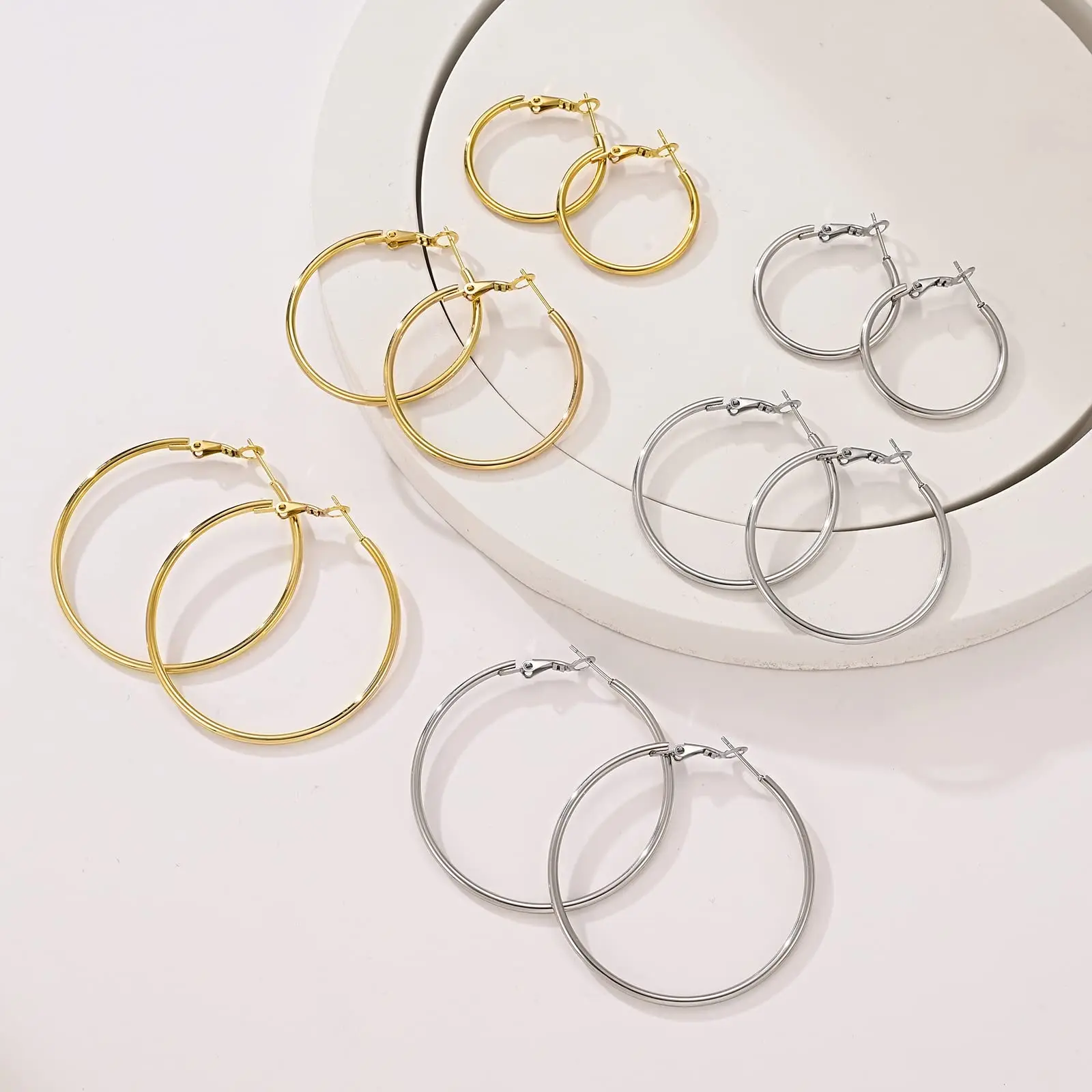 18K Vergoldete Große Creolen Leichtgewichtige Goldene Ohrringe für Frauen 316L Chirurgenstahl-Ohrstecker Leichtgewichtig Hypoallergen – Detail 4