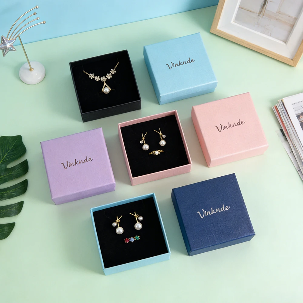 

Оптовая продажа, 100 шт., бумажная шкатулка для драгоценностей, индивидуальный логотип, ювелирные изделия, серьги, дисплей, упаковка, праздничные подарки на день Святого Валентина, коробки-органайзеры