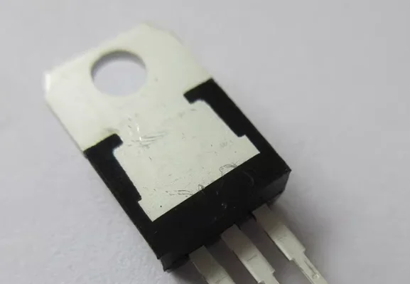 Direct-insert transistor L7812 LM7812 L7812CV three-terminal voltage regulator 12V TO-220