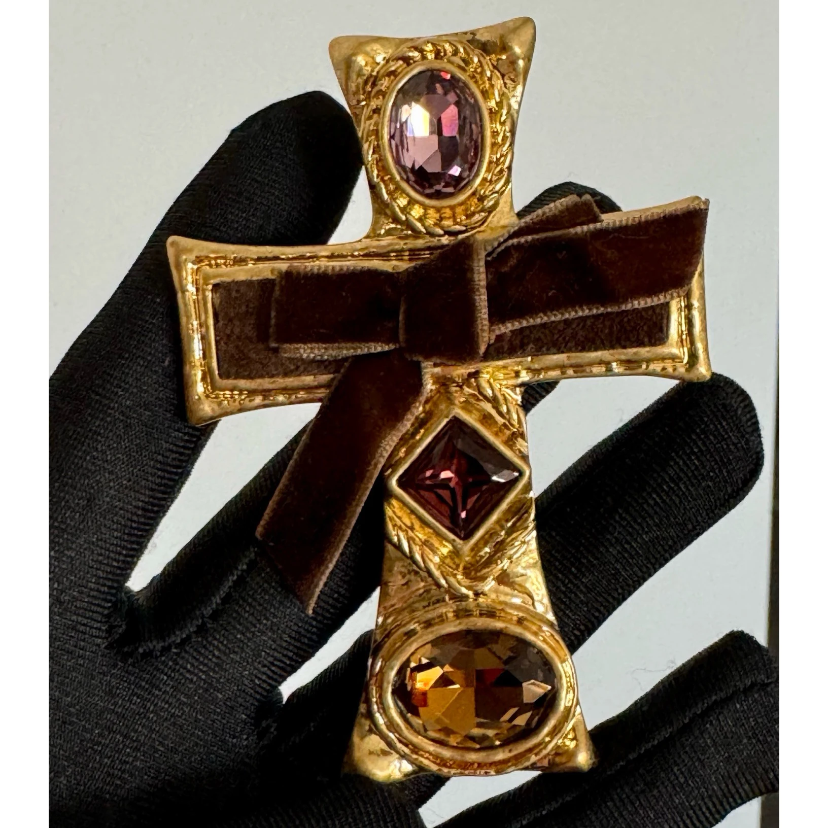

Винтажная роскошная брошь с хрустальным бантом и бархатным крестом, латунным покрытием, золотая роскошная брошь для женщин, высокое качество, очаровательный подарок, модные ювелирные изделия