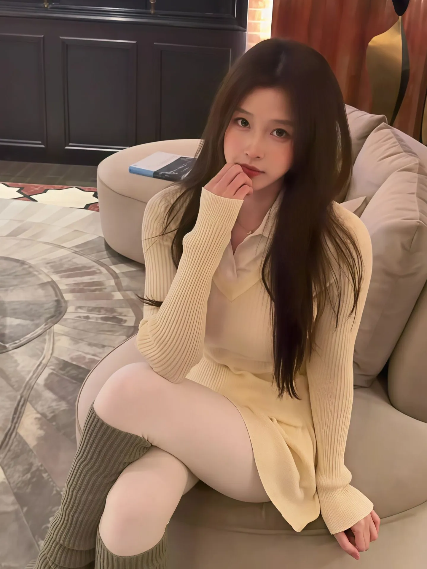 

Комплект FEMPILOT: вязаный пуловер с V-образным вырезом и юбка А-силуэта с высокой талией – модный весенний костюм для офиса (две части)