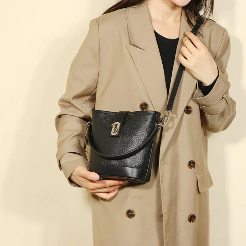 

Elegant Minimalist Clutch Bag Simple Stylish For Evening Show With Vintage Design Solid Color And Designer Letter Logo