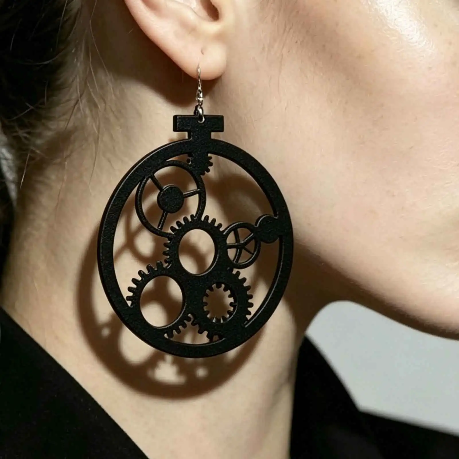 1 Pair Marliwoo PU Leather Round Gear Dangle Earrings Steampunk Hollow Cut‑out Silver‑toned Hook Women Party Drop Earrings