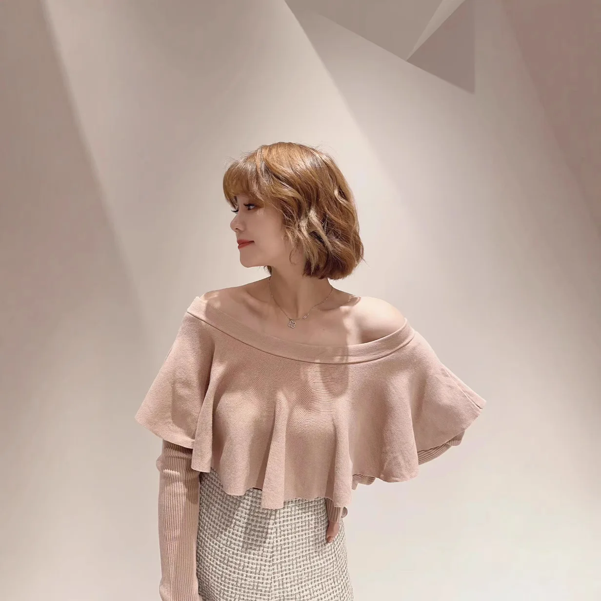 

Gagarich 2026, осенне-зимний японский новый вязаный топ с воротником в виде листьев лотоса и открытыми плечами, полосатый вязаный топ с длинными рукавами для похудения