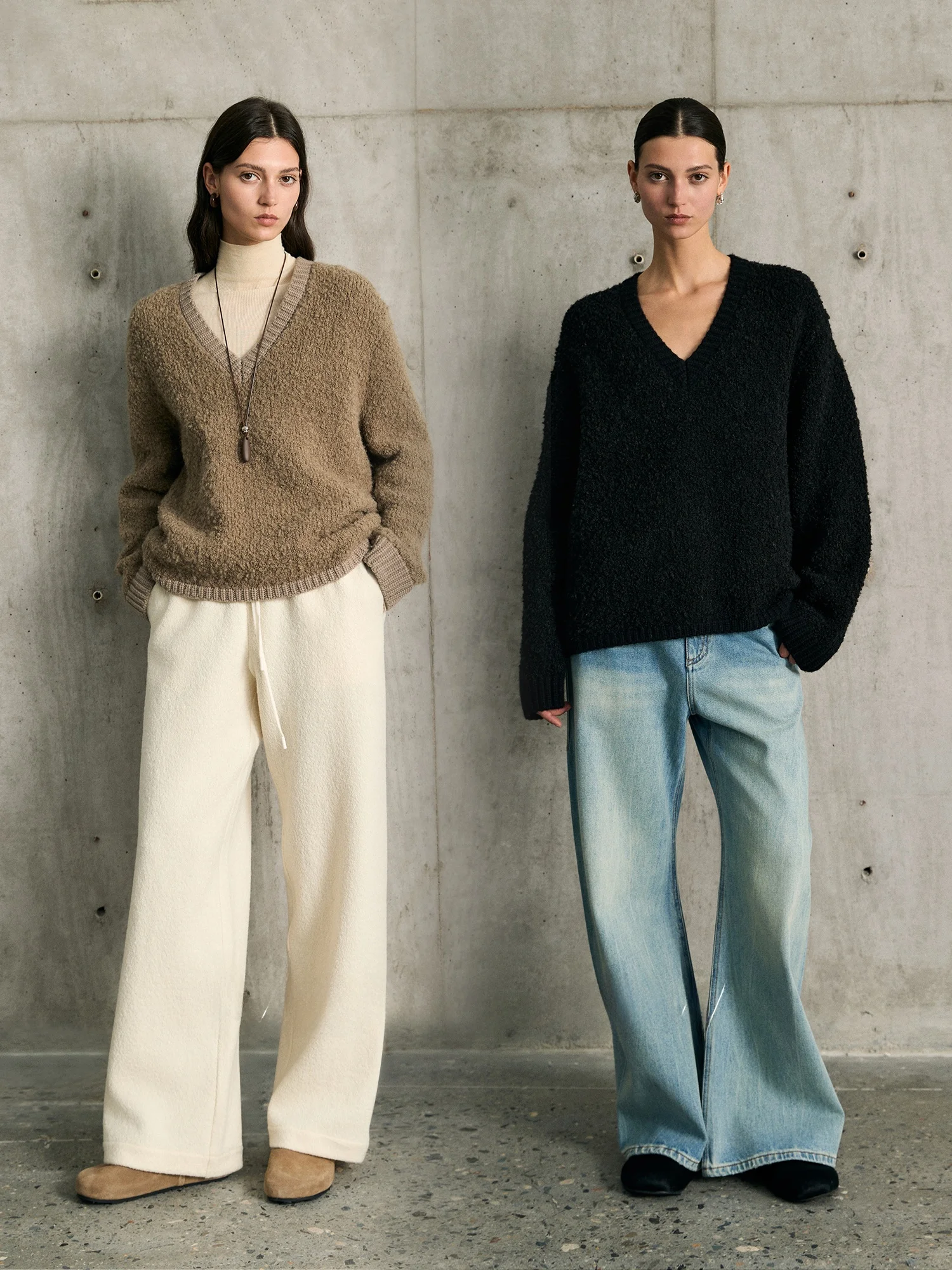 

Свитер из шерсти Light Warm Philosophy Plu Feeling 00, свободного кроя, с большим V-образным вырезом, комфортный, удлиненный, стандартной длины.