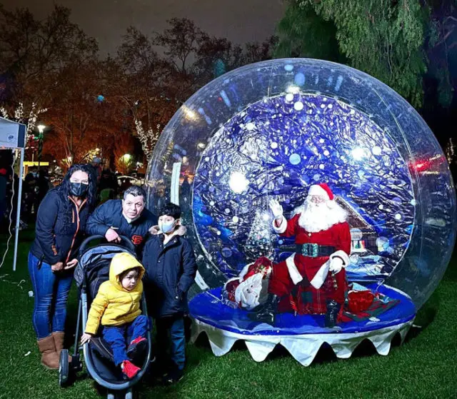 Giant Attractive Kids Human Size Blow up Inflatable Snowglobes Inflatable Christmas Snow Globe With Blowing Snow Balloon