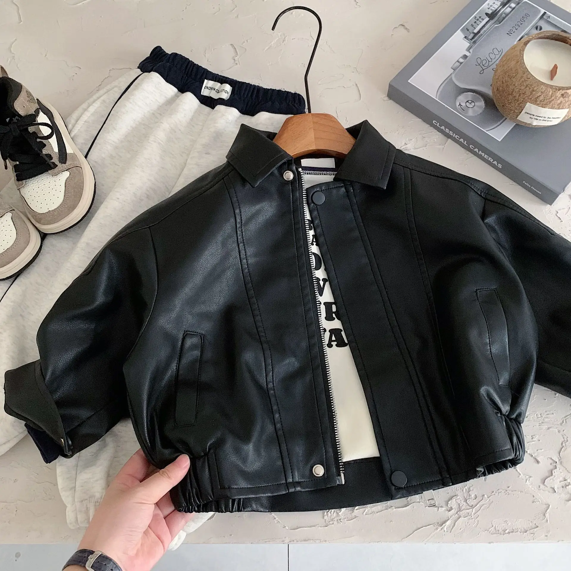 Frühling Herbst Neue Mädchen Jungen Lederjacke Einfarbiger Revers Schicker Motorrad-Reißverschlussmantel für 2-8 Jahre alte Kinder Modische PU-Oberbekleidung – Detail 4