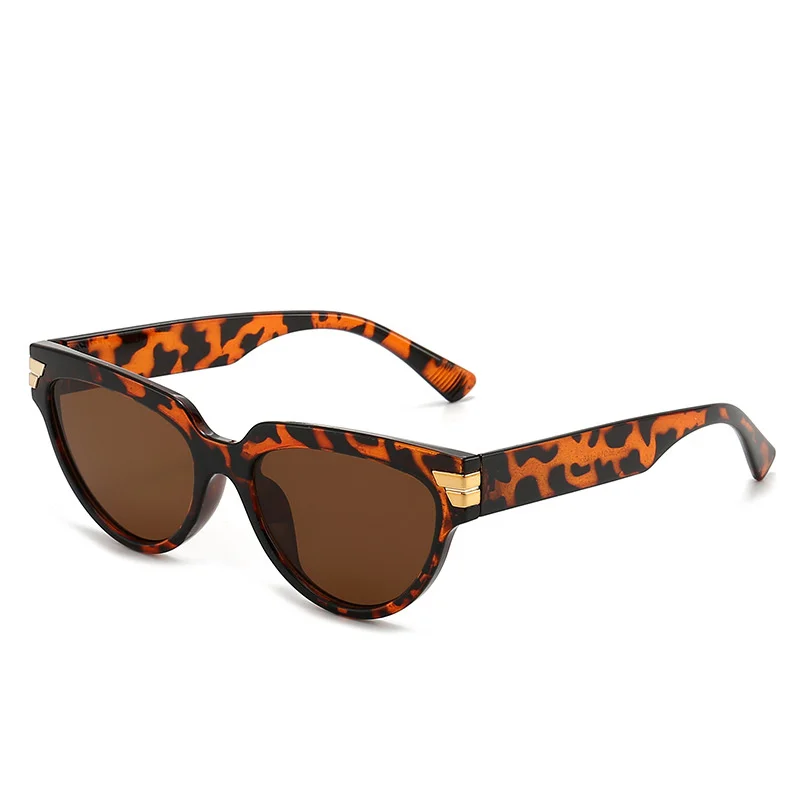 New sunglasses, cat eyes, sunglasses, rivets, women's runway style INS, internet celebrity, same triangle