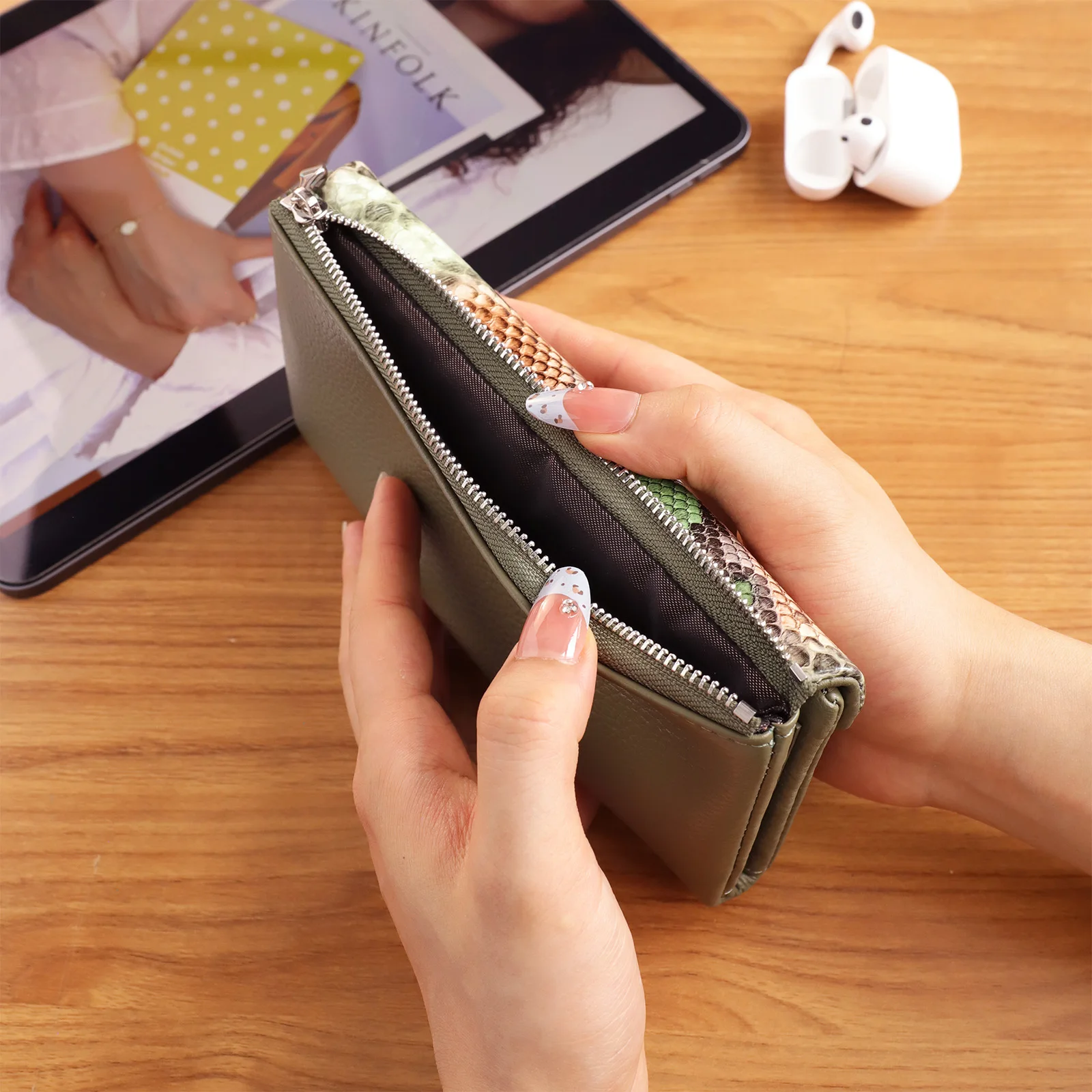 Dompet Panjang Minimalis Wanita Dompet Koin Lipat Tiga Penutup Magnet Kulit Asli Klasik Tempat Kartu Multi Slot Penggunaan Sehari-hari Portabel