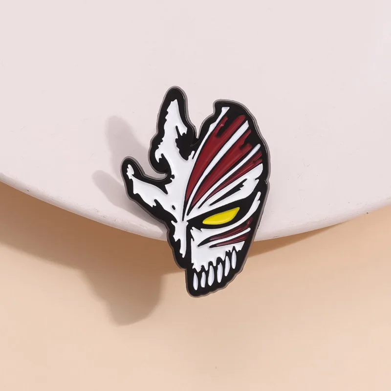 Bleach Kurosaki Ichigo máscara de Toshiro, alfileres esmaltados, insignia de solapa de Anime japonés, broches, sombrero, ropa, joyería, accesorios de Halloween