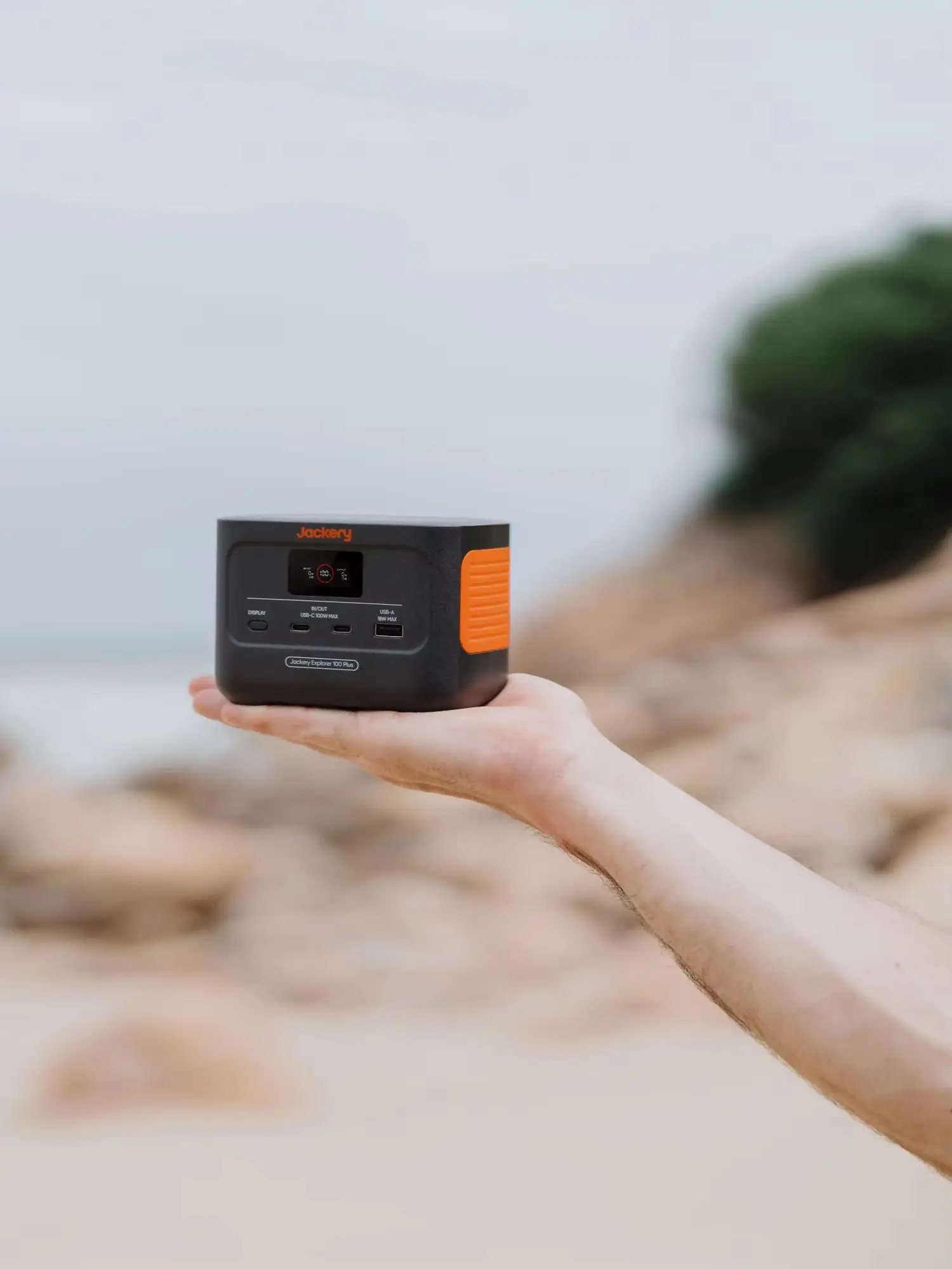 Jackery Tragbare Powerstation 100 Plus mit 102W Ladegerät, tragbare Stromversorgung mit 99 Wh und 102-W-Gan-Ladegerät (3 Anschlüsse), LiFePO4-Akku, 128 W Ausgangsleistung für Outdoor-Aktivitäten,