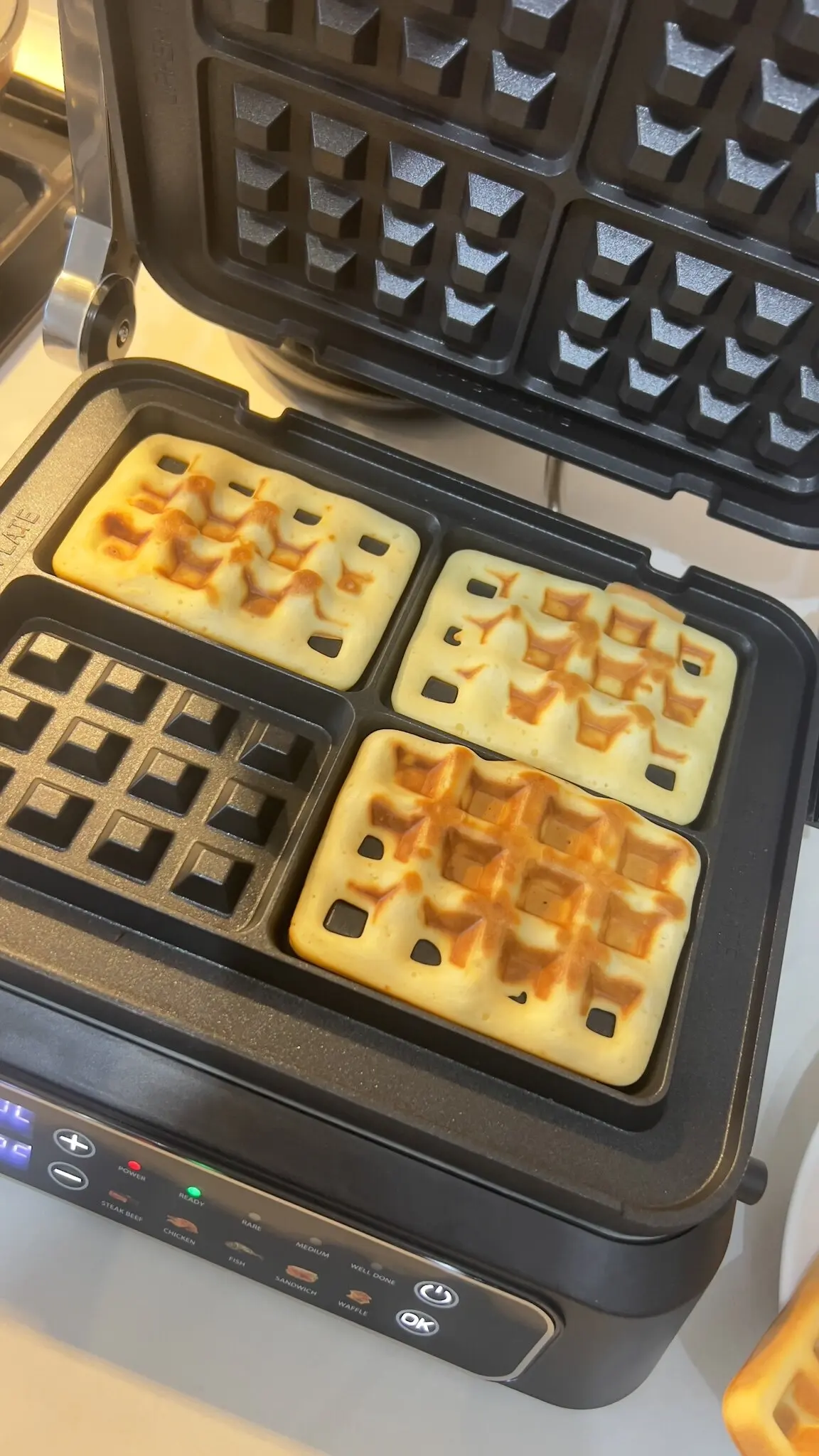 2-in-1 Breakfast Maker Detachable Grill for Steak Sandwich Waffle with Display