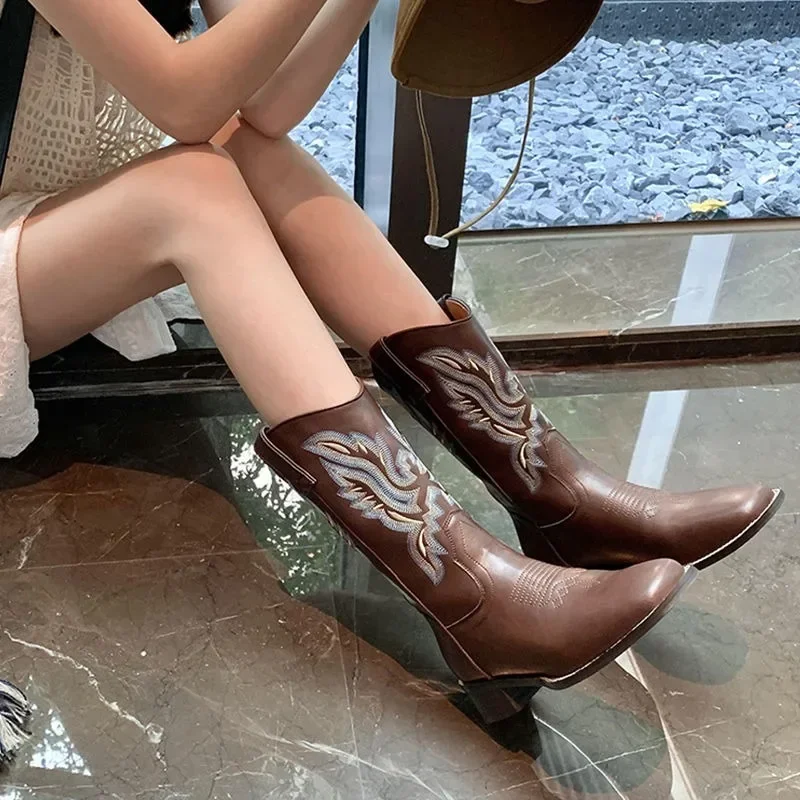 Zimowe Brązowe Botki Damskie w Stylu Vintage Kowbojki Damskie 2025 Haftowane Botki Damskie z Kwadratowym Noskiem Brązowe Długie Botki na Grubej Podeszwie do Połowy Łydki — zdjęcie 3