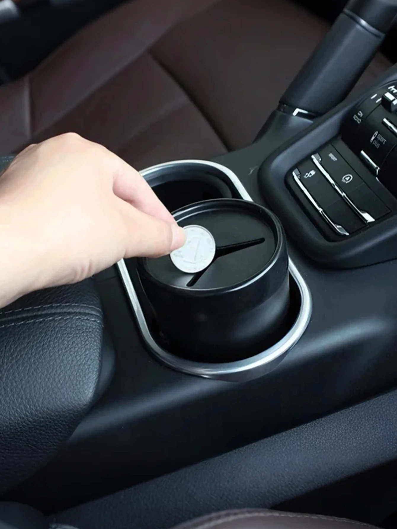 Mini lata de lixo para carro com tampa – suporte de copo compacto para carros, tampa macia aberta, design fácil de limpar com I removível