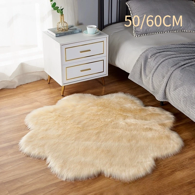1 x Plüschteppich in Form einer Pflaumenblüte, flauschiger dekorativer Teppich mit langem Flor für neben einem Kaffeestuhl im Schlafzimmer und Wohnzimmer
