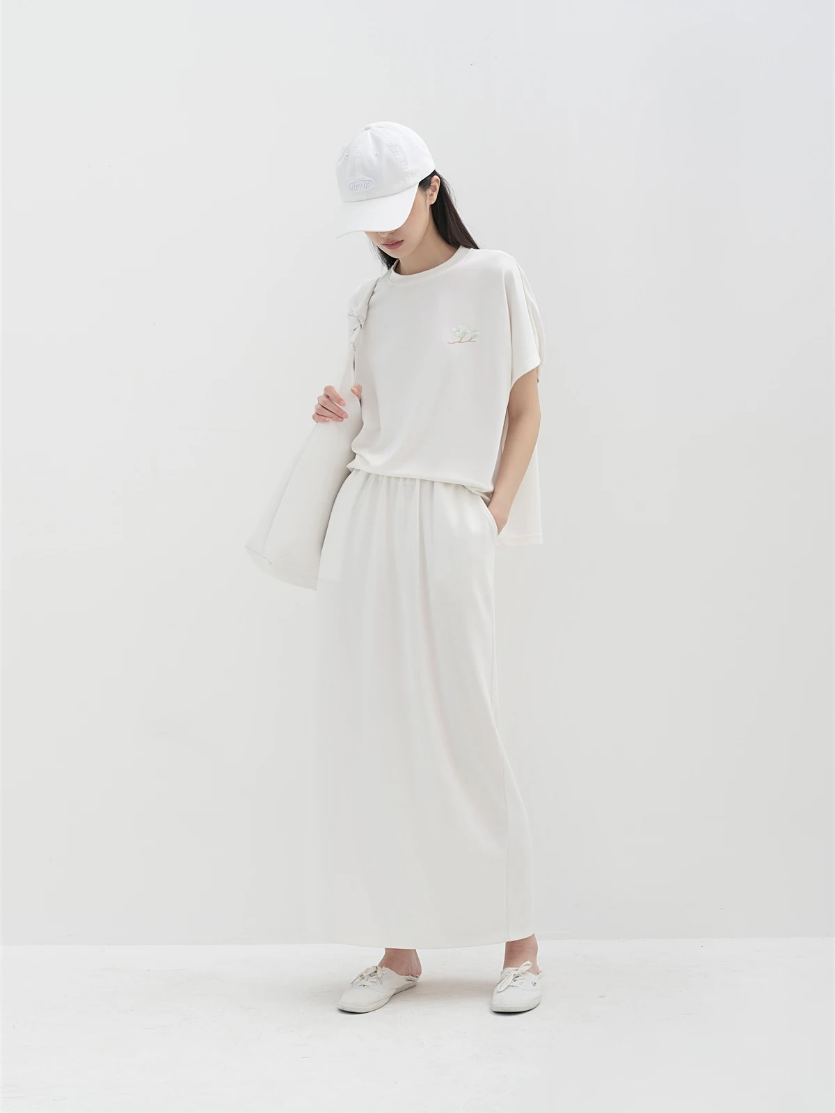 

Футболка большого размера из модала свободного кроя с вышивкой белой магнолии Pure Innocence Yuann Original Hidden Commute Sle round