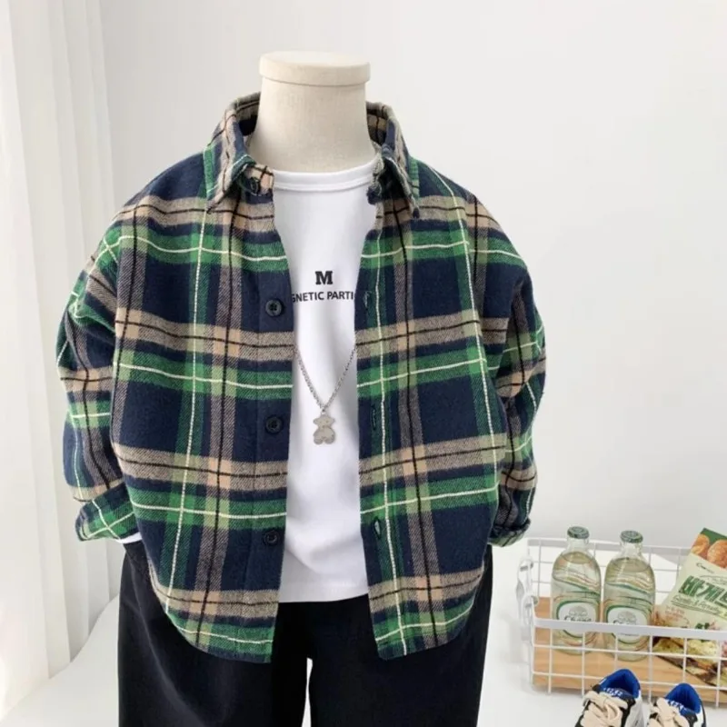 

Новинка 2023 года, осенне-зимняя клетчатая рубашка на флисовой подкладке для мальчиков, стильный топ с длинными рукавами и клетчатым узором для малышей