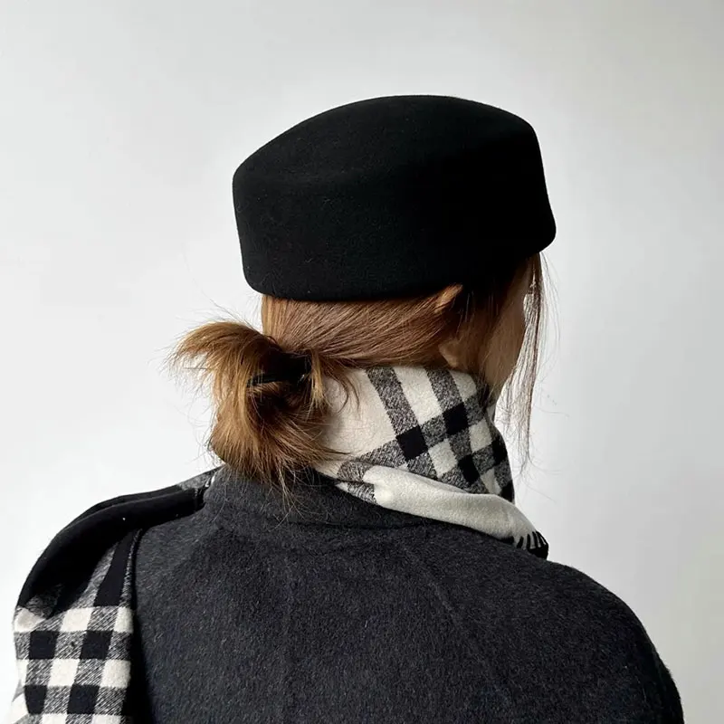2025 Cappello berretto di lana con top rigido da donna Bianco Nero Cachi Feltro di lana Cappello da strillone Moda retrò Affascinante Hostess Designer formale