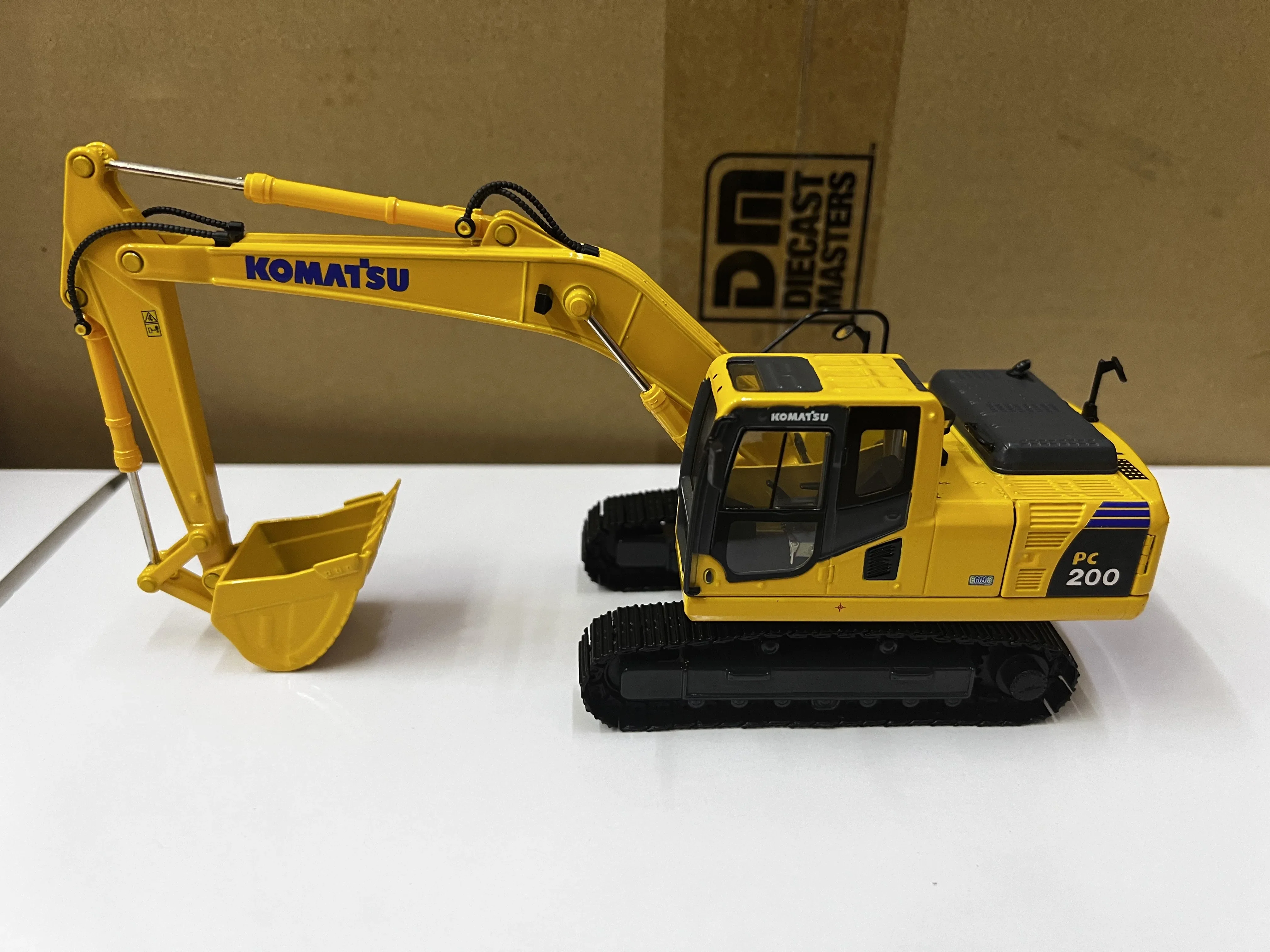 UH Diecast Alloy 1:43 Scale Komatsu PC200-8M0 Excavator Engineering Vehicle Model Adult Classic Toy Souvenir Gift Static Display