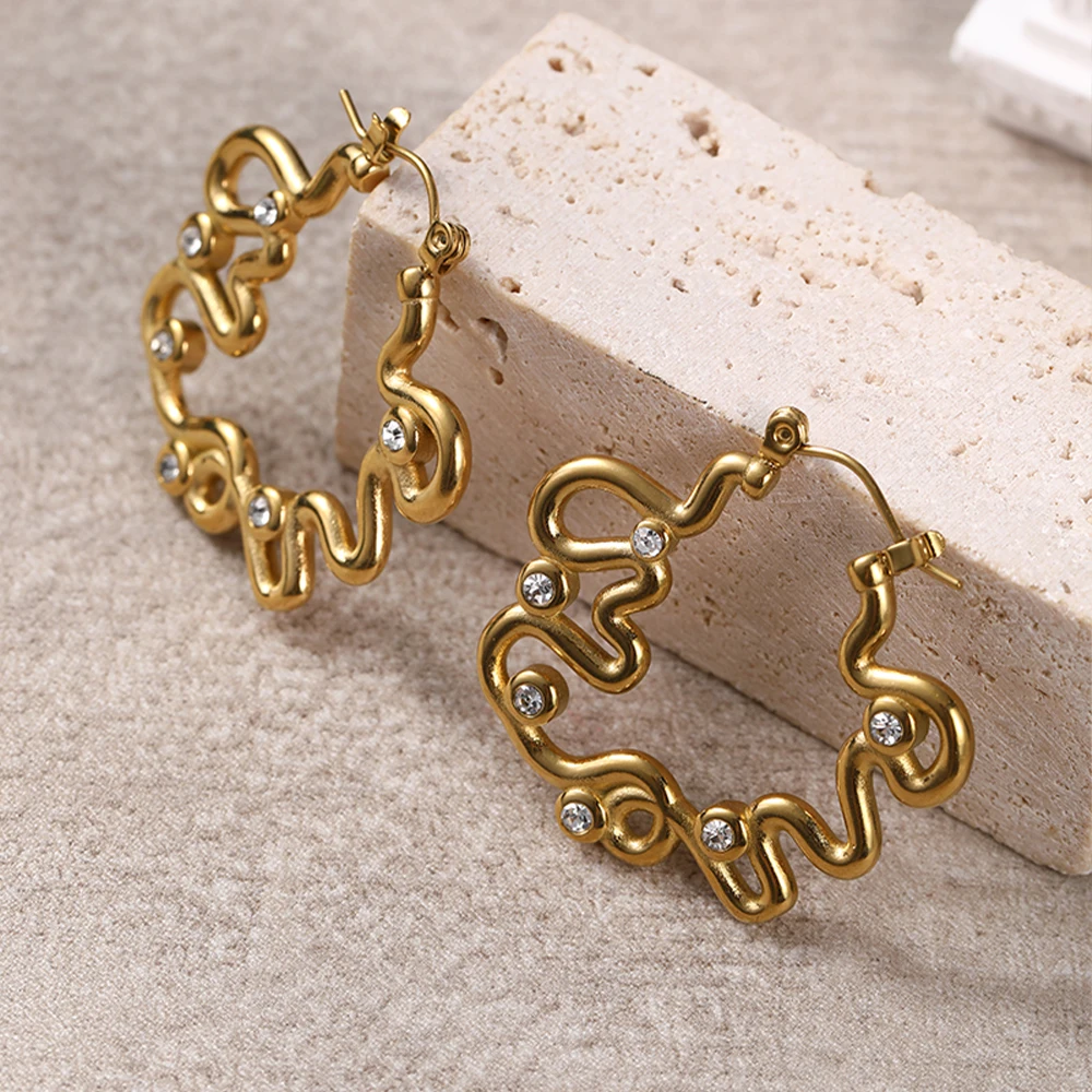 18 Karat vergoldete, gewellte Creolen aus Edelstahl, unregelmäßige, geometrische, klobige Ohrringe mit Strass-Kristallen, Schmuck für Damen – Detail 3