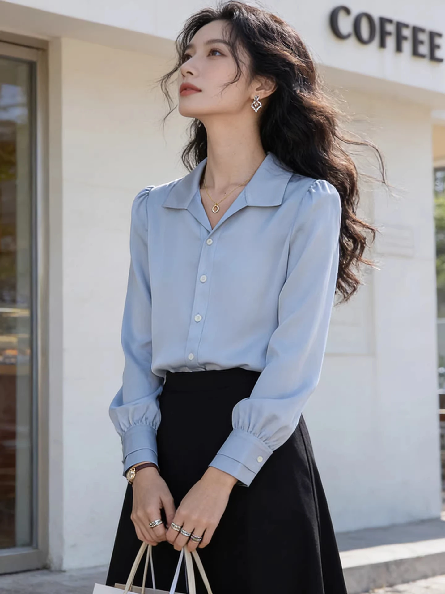 

Синяя шелковая женская рубашка с длинным рукавом, весенне-осенняя, с отложным воротником, брендовая, европейский стиль, повседневная, прямого кроя, однобортная.